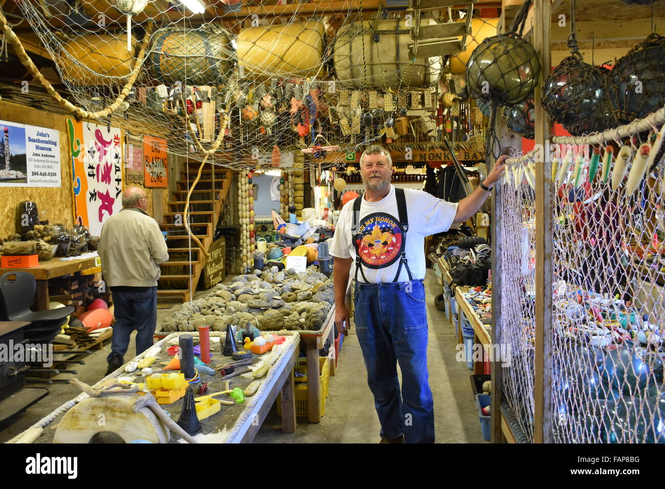 Forche, nello Stato di Washington, USA. Decimo Sep, 2015. John Anderson pone nel suo museo di forche, nello Stato di Washington, USA, 10 settembre 2015. Ex idraulico John Anderson ha raccolto lavato fino gli elementi in una spiaggia in tutta la sua vita e lo trasformò in un museo. Foto: CHRIS MELZER/dpa/Alamy Live News Foto Stock