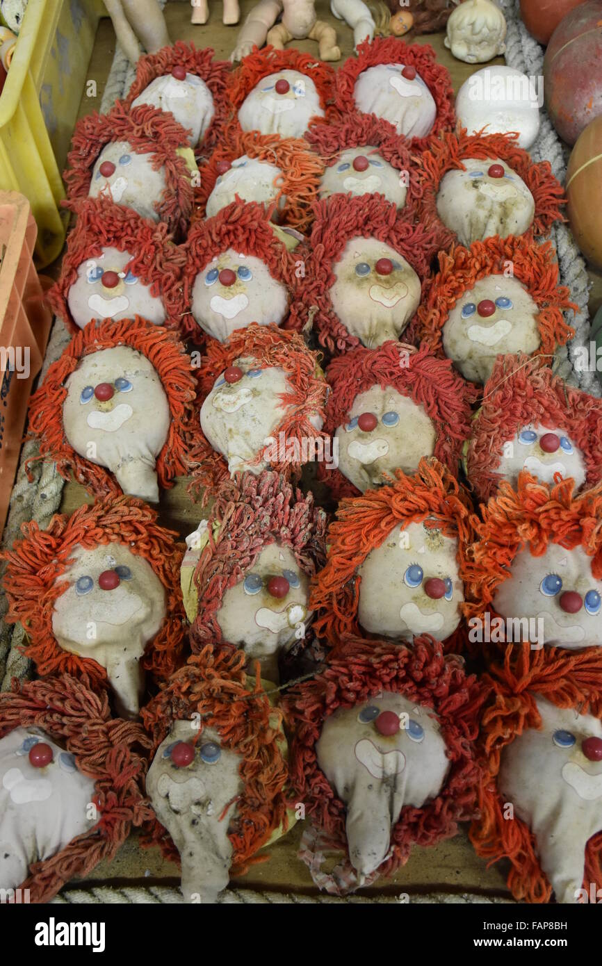 Forche, nello Stato di Washington, USA. Decimo Sep, 2015. La bambola di teste sono in mostra in un museo in forcelle, nello Stato di Washington, USA, 10 settembre 2015. Ex idraulico John Anderson ha raccolto lavato fino gli elementi in una spiaggia in tutta la sua vita e lo trasformò in un museo. Foto: CHRIS MELZER/dpa/Alamy Live News Foto Stock