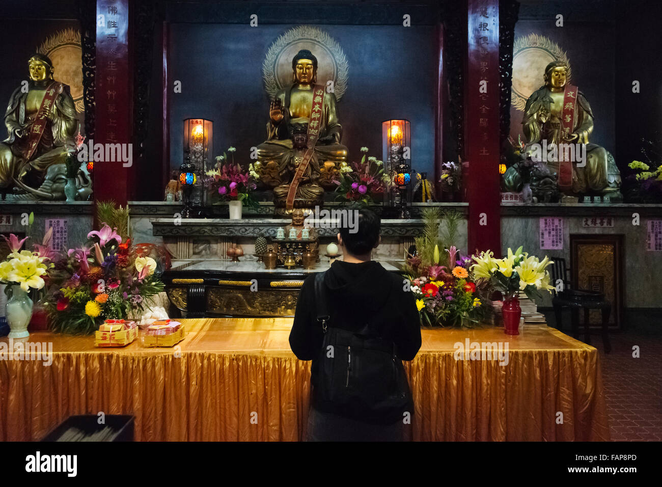 Pellegrino in preghiera a San Feng Gong tempio, una divinità di protezione in cinese la religione popolare, Kaohsiung, Taiwan Foto Stock