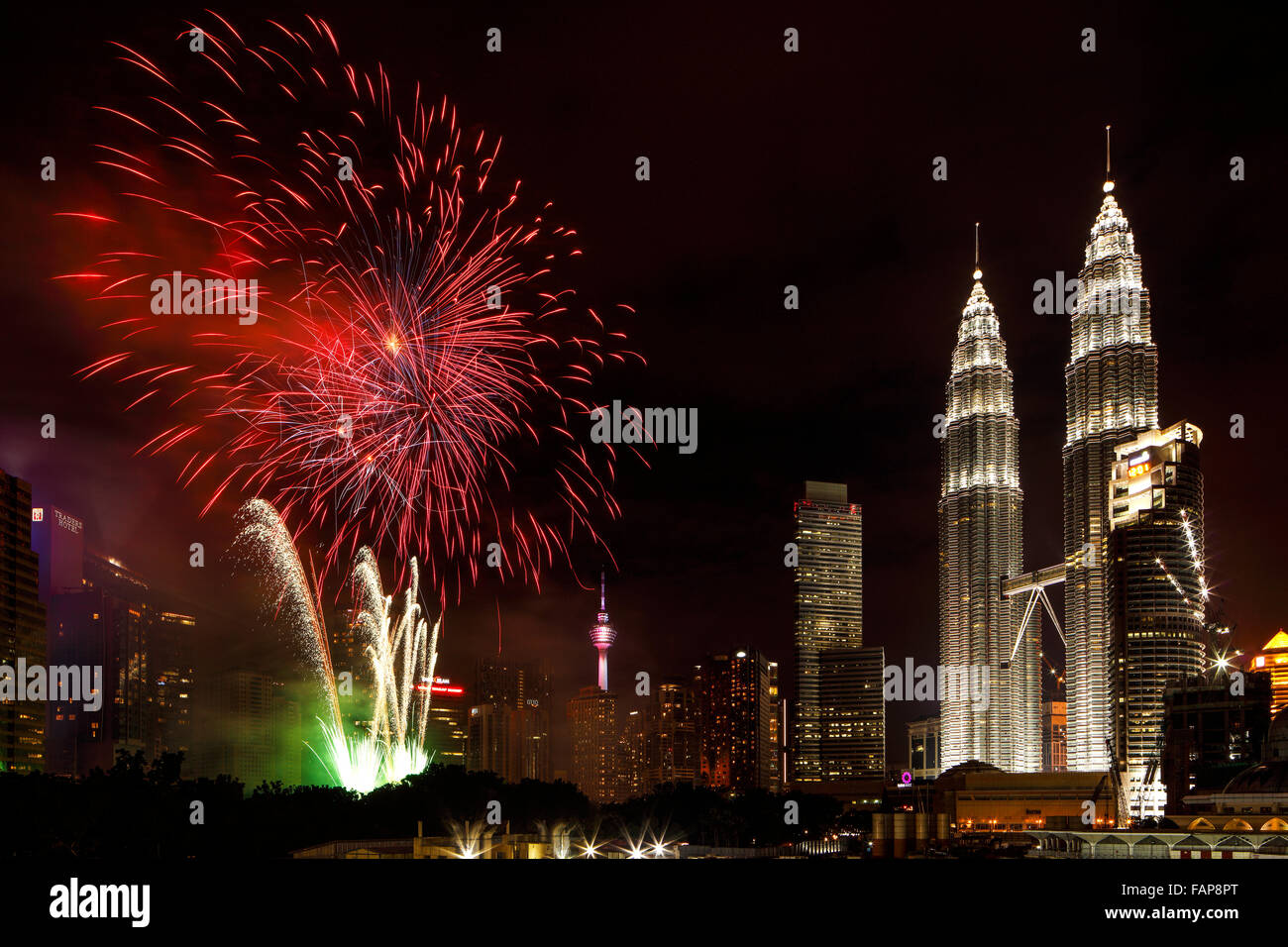 Il 2016 Capodanno fuochi d'artificio celebrazione al KLCC, Malaysia. Foto Stock