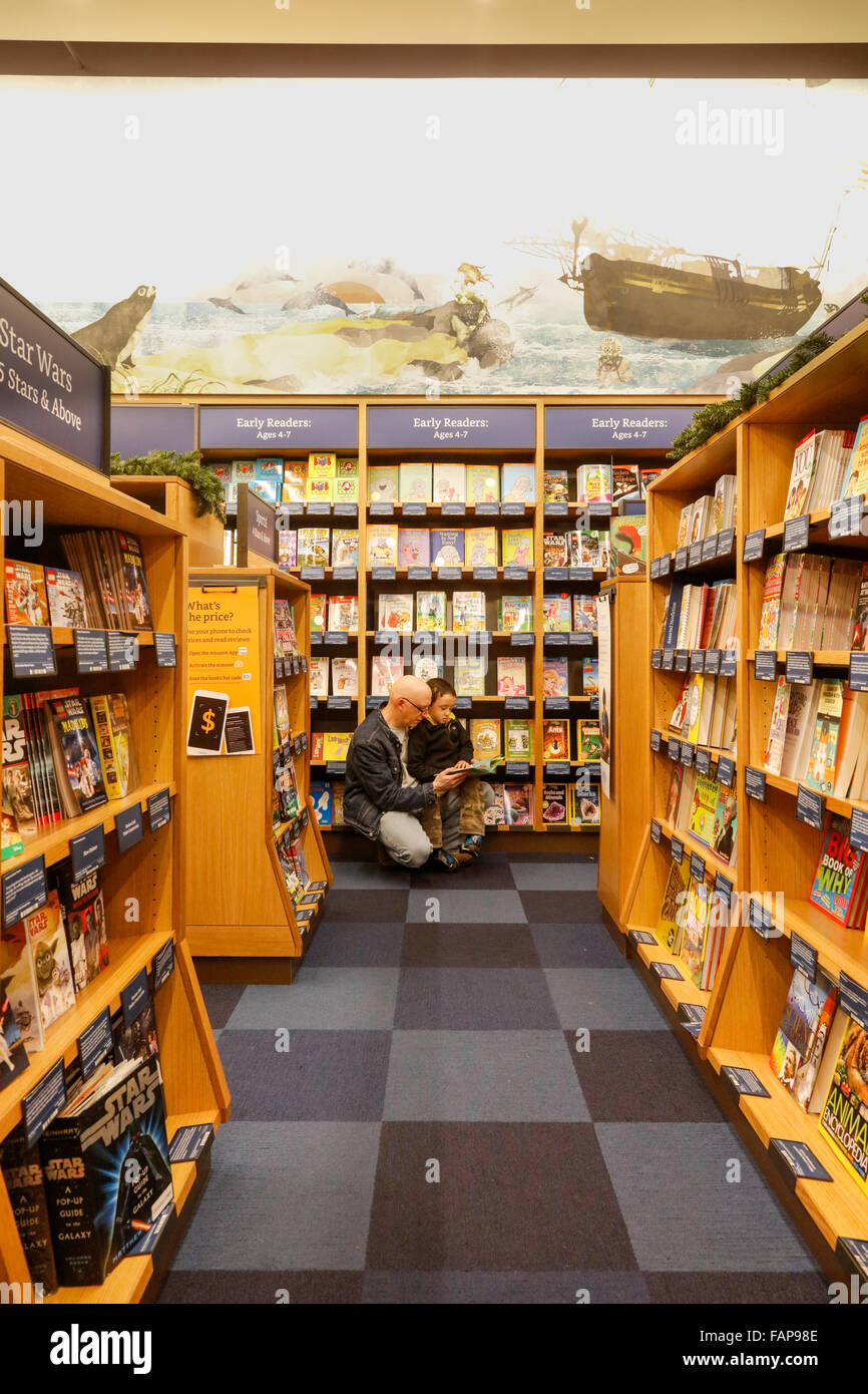 Padre e figlio, libri per bambini, libri di mattoni e malta negozio,  Village Universitario, Seattle, nello Stato di Washington, USA Foto stock -  Alamy