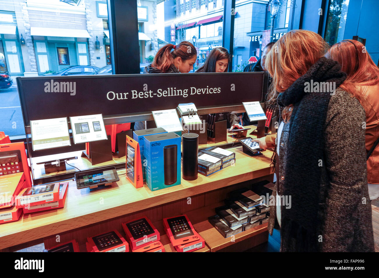 Amazon libri best-seller di dispositivi, mattoni e malta di calce store, Village Universitario, Seattle, nello Stato di Washington, USA Foto Stock