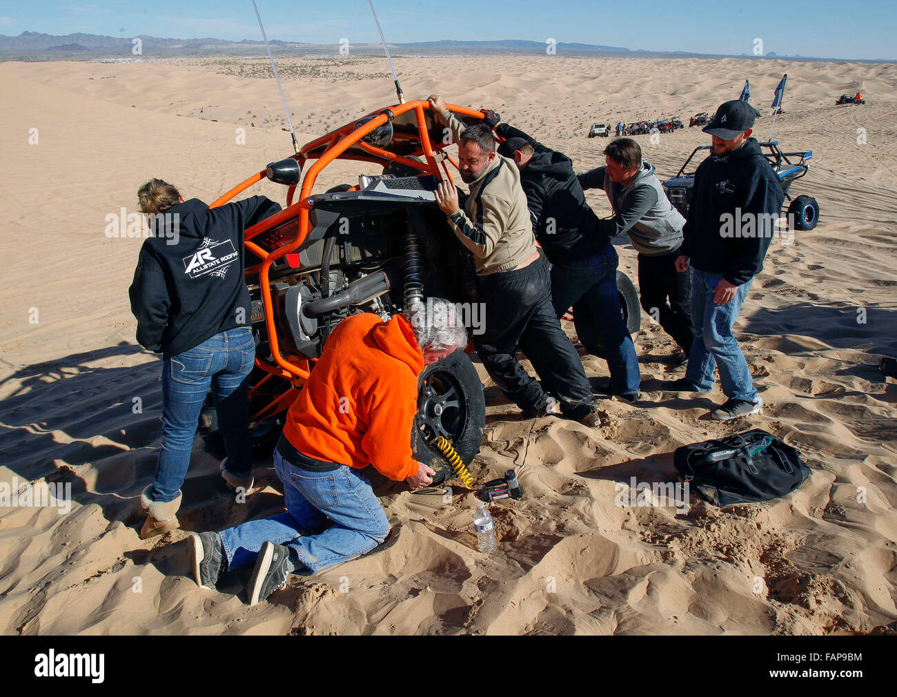 San Diego, Stati Uniti d'America. 1a gen, 2016. SAN DIEGO, 1 Gennaio 2016 | un gruppo di off-roaders da Arizona sollevare un lato-da-lato veicolo fuoristrada nel tentativo di gonfiare uno pneumatico sulla sommità della collina di Oldsmobile presso l'Imperial dune di sabbia sul Venerdì. | -Obbligatorio Photo Credit: Foto di Hayne Palmour IV/San Diego Union-Tribune, LLC © Hayne Palmour Iv/U-T San Diego/ZUMA filo/Alamy Live News Foto Stock