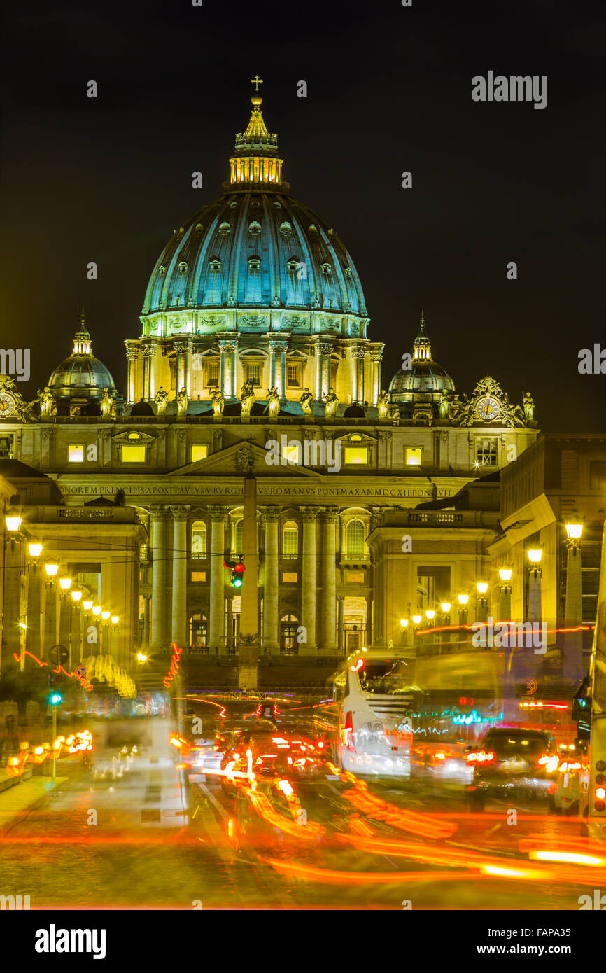 La Basilica di San Pietro durante la notte come visto da Via della Conciliazione in Roma Foto Stock