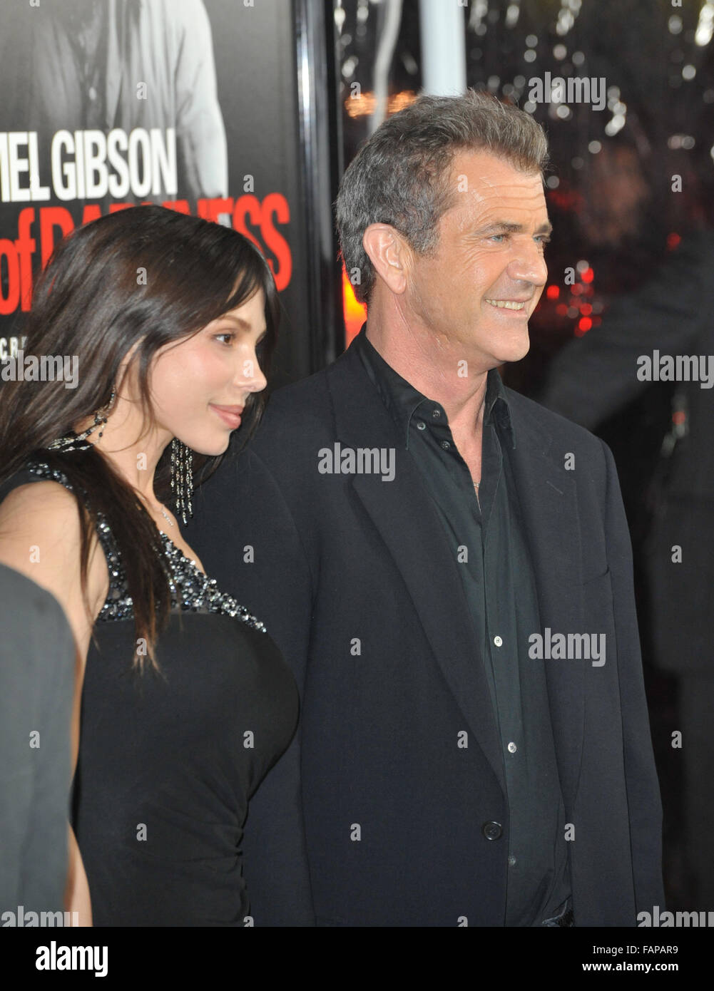 LOS ANGELES, CA - Gennaio 26, 2010: Mel Gibson & fidanzata Oksana Grigorieva presso il Los Angeles premiere del suo nuovo film 'Edge of Darkness' a Grauman's Chinese Theater di Hollywood. Foto Stock
