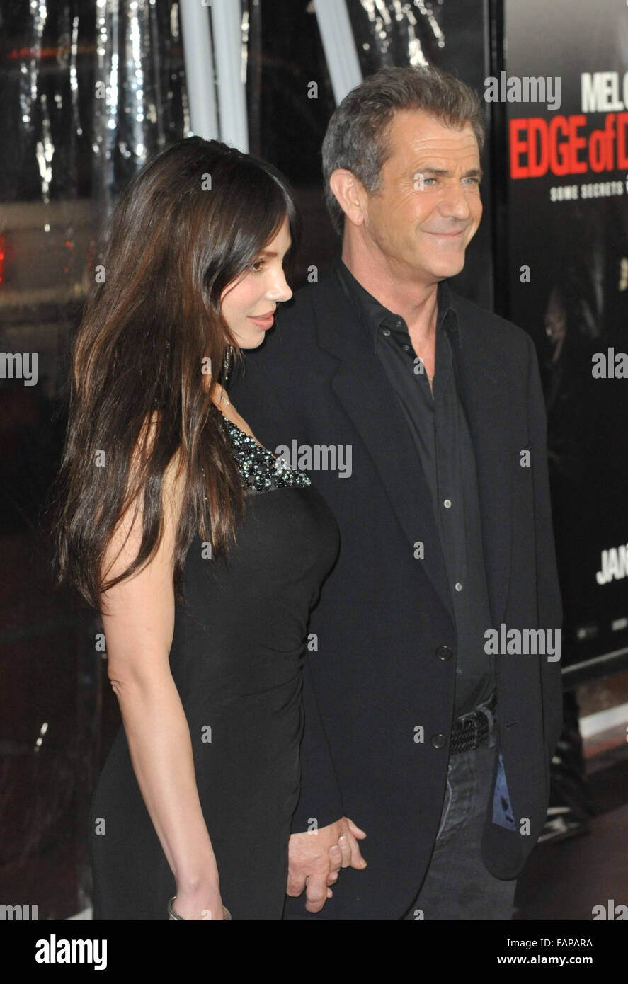LOS ANGELES, CA - Gennaio 26, 2010: Mel Gibson & fidanzata Oksana Grigorieva presso il Los Angeles premiere del suo nuovo film 'Edge of Darkness' a Grauman's Chinese Theater di Hollywood. Foto Stock
