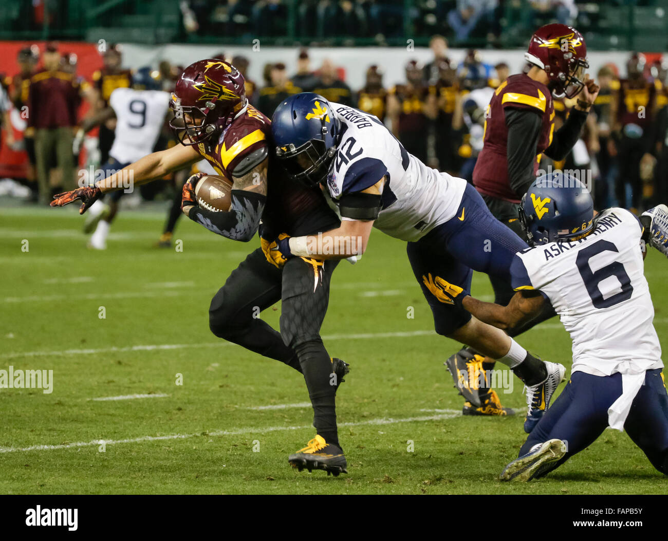 Phoenix, AZ, Stati Uniti d'America. Il 2 gennaio, 2016. Arizona State Sun Devils WR D.J. Foster #8 è trascinato verso il basso dal West Virginia alpinisti LB Jared Barbiere #42 durante il Motel 6 tazza di Cactus NCAA Football gioco tra il West Virginia alpinisti e Arizona State Sun Devils al Chase Field di Phoenix, AZ. West Virginia batte Arizona State 43-42. Justin Cooper/CSM/Alamy Live News Foto Stock