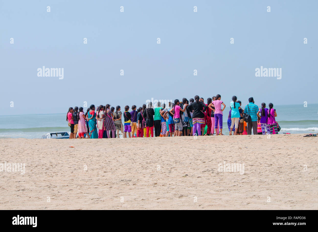 Grande gruppo di ragazze in riva al mare,la linea di costa,un paesaggio,mare,riposo,sabbia,la natura,un paesaggio del mare,ragazze Foto Stock