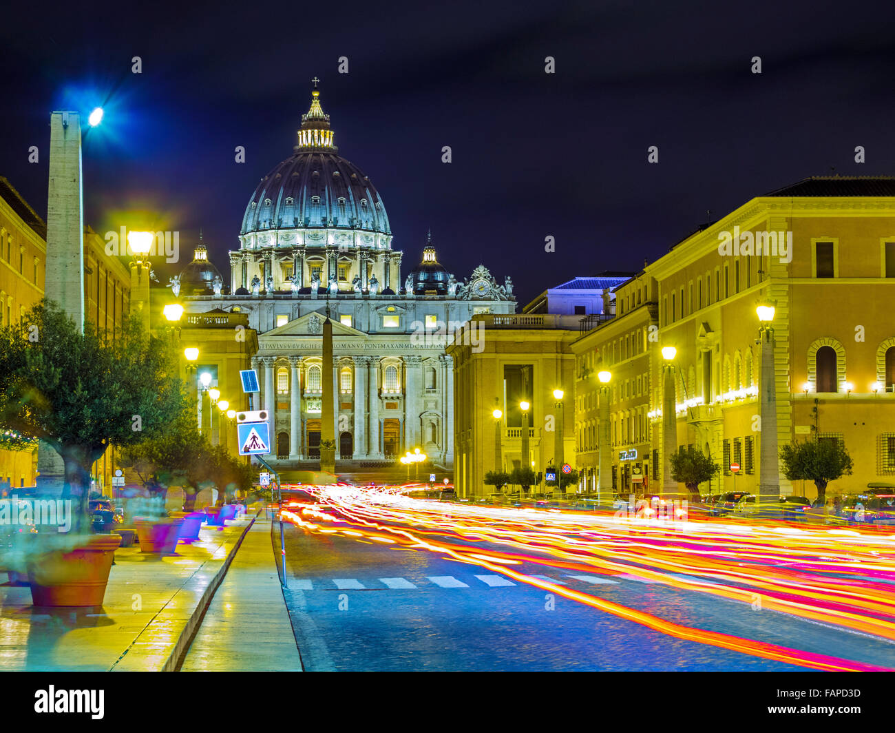 Vaticano visto lungo la Via della Conciliazione di notte con il traffico a Roma, Italia Foto Stock