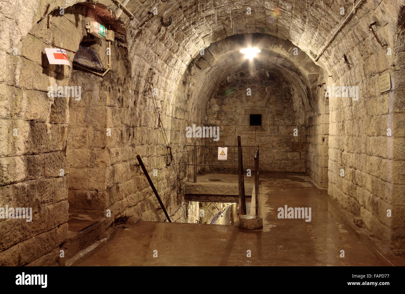 Scale e corridoio interno Fort De Douaumont, Verdun, Lorena, Francia. Foto Stock