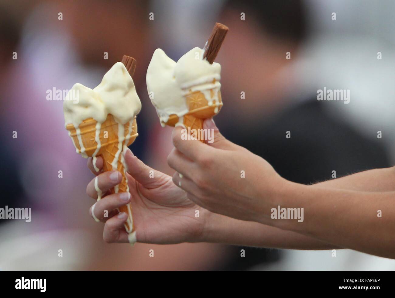 Fusione di due di gelati in cono in una calda giornata estiva. Foto Stock