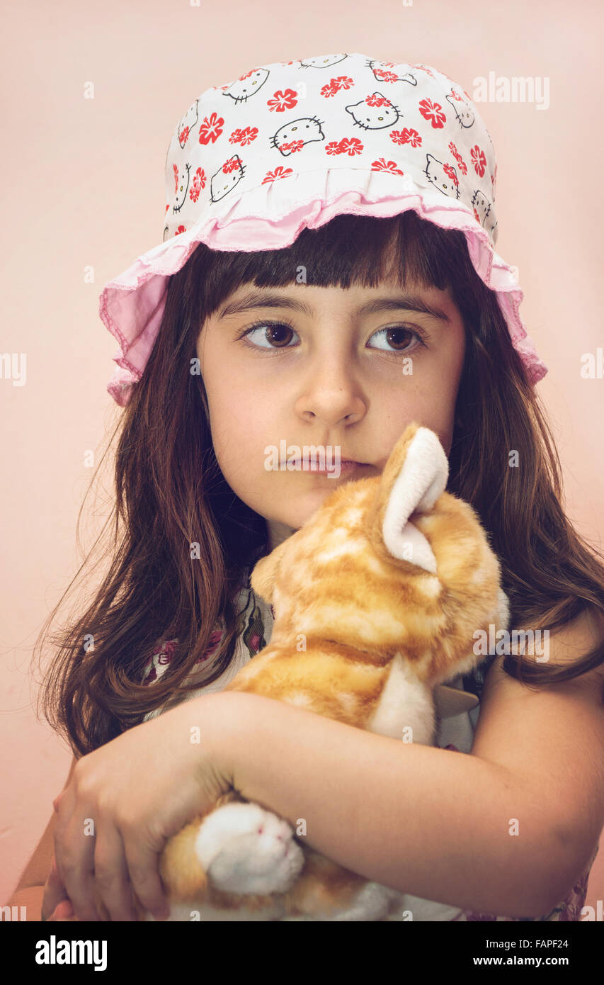 Carina ragazza bambino ritratto a casa in toni morbidi Foto Stock