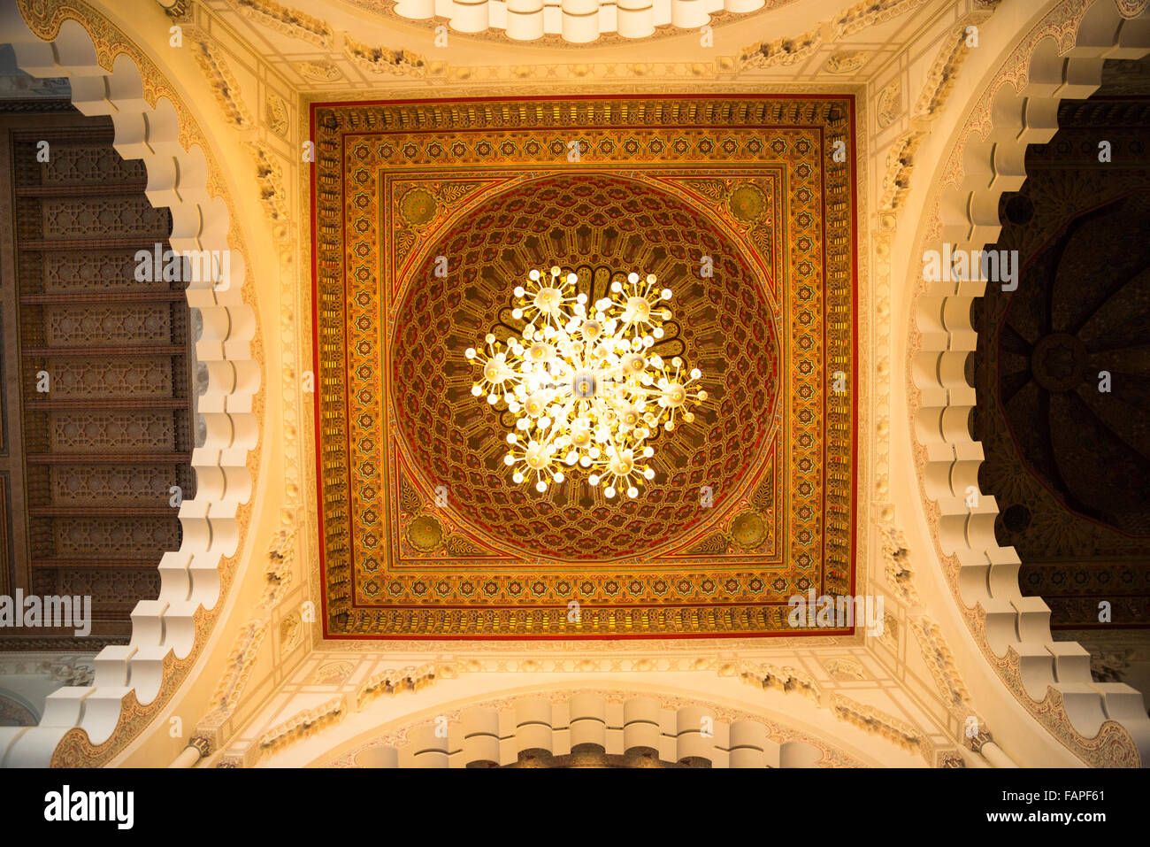 Decorate Ceilling nella moschea di Hassan II o il Grande Mosquée Hassan II, Casablanca, Marocco Foto Stock