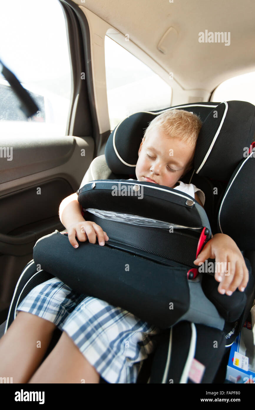 Piccolo Bambino addormentato nel sedile auto di sicurezza. Foto Stock