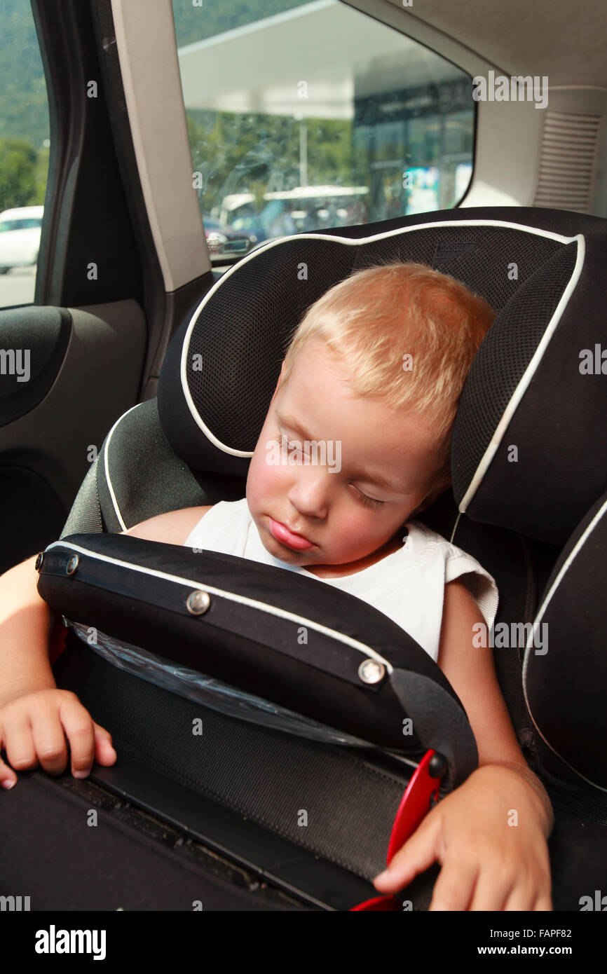 Piccolo Bambino addormentato nel sedile auto di sicurezza. Foto Stock