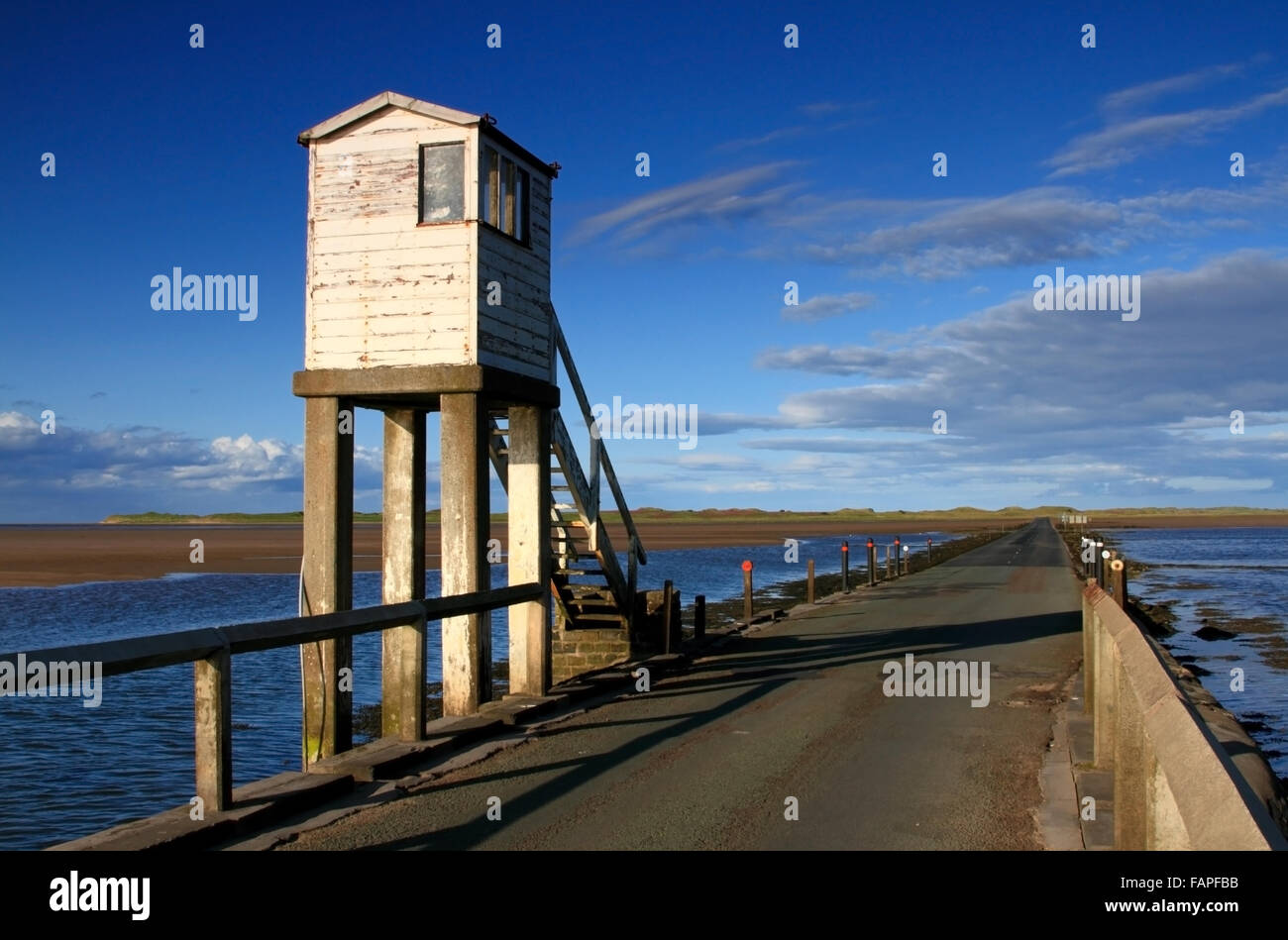 Il rifugio pedonale sul tidal causeway a Isola Santa, Northumberland Foto Stock