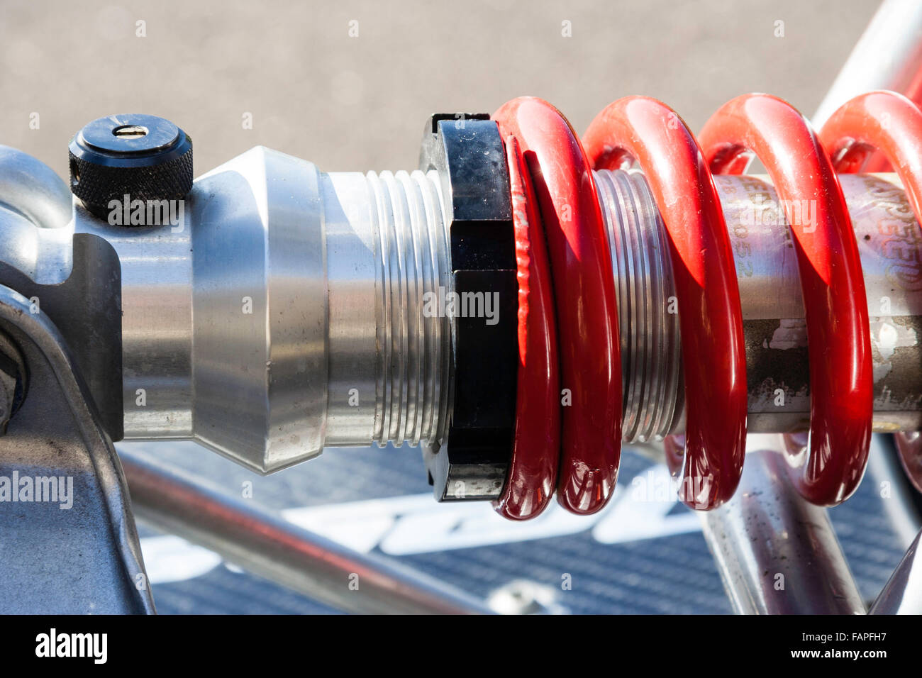 Moto-scooter, Italjet Dragster 180. Close up di colore rosso brillante a spirale centrale ammortizzatore lungo il puntone d'argento. Foto Stock