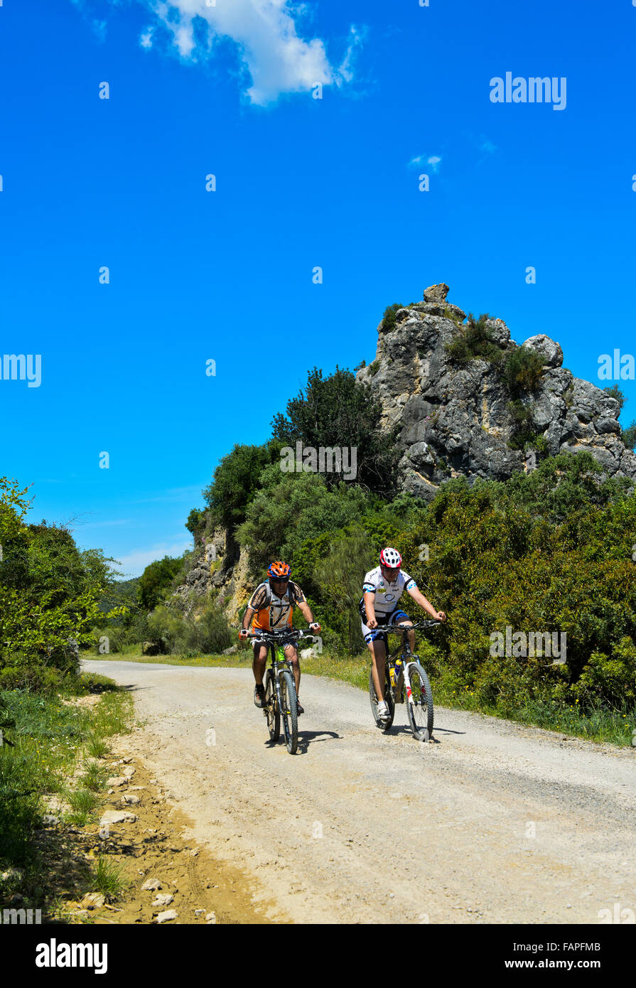 Bikers sul percorso ciclabile Greenway Vía Verde de la Sierra tra Coripe ed Olvera, Coripe, Andalusia, Spagna Foto Stock