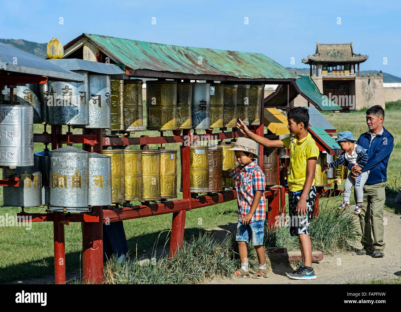 Visitatori mongola girando le ruote di preghiera in Erdene Zuu monastero, Kharkhorin, Mongolia Foto Stock