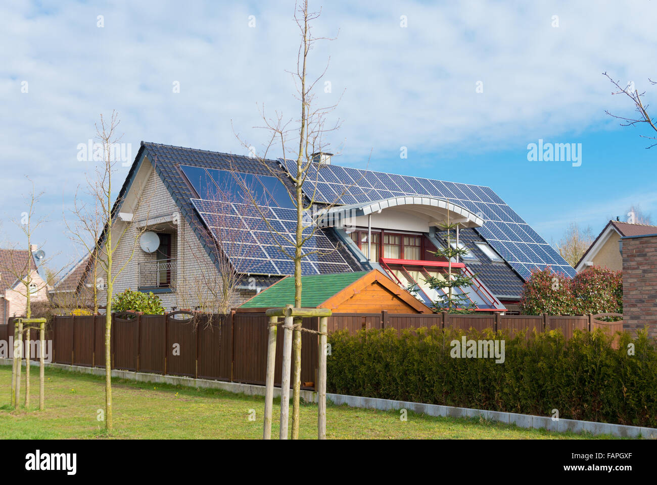 Casa unifamiliare in Germania con pannelli solari sul tetto Foto Stock