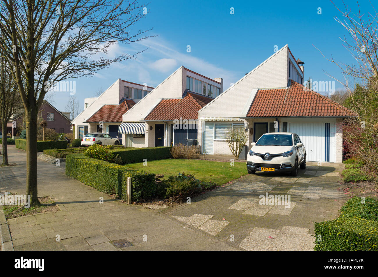 OLDENZAAL, Paesi Bassi - 23 Marzo 2015: Moderna fila di identico case unifamiliari con giardino e parcheggio proprio Foto Stock