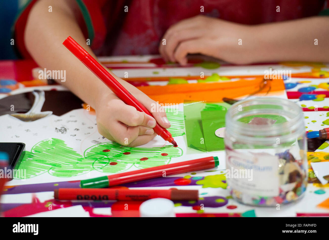 L apprendimento dei bambini l abilità creative mentre si fa arte e attività artigianali nella scuola. Foto Stock