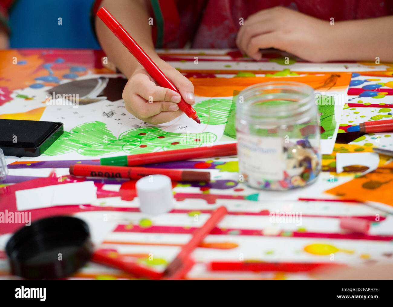 L apprendimento dei bambini l abilità creative mentre si fa arte e attività artigianali nella scuola. Foto Stock