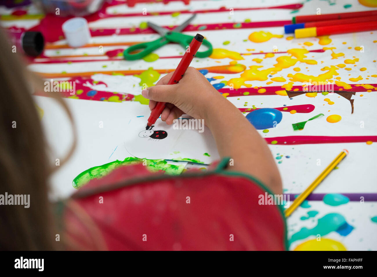 L apprendimento dei bambini l abilità creative mentre si fa arte e attività artigianali nella scuola. Foto Stock