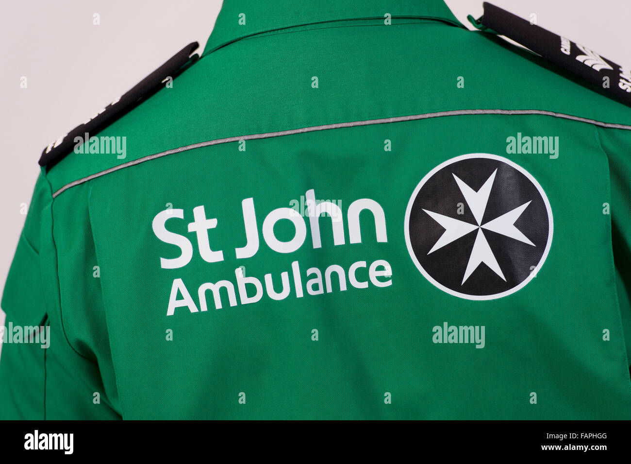 Un San Giovanni ambulanza verde uniforme. Foto Stock