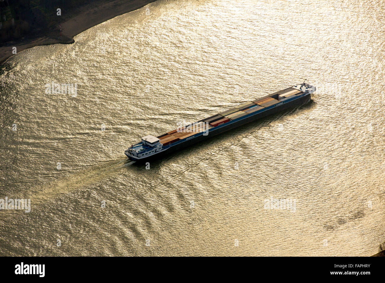 Vista aerea, nave Duancis sul Reno nel sole di sera, le vie navigabili, Duisburg, regione della Ruhr, Renania settentrionale-Vestfalia, Foto Stock