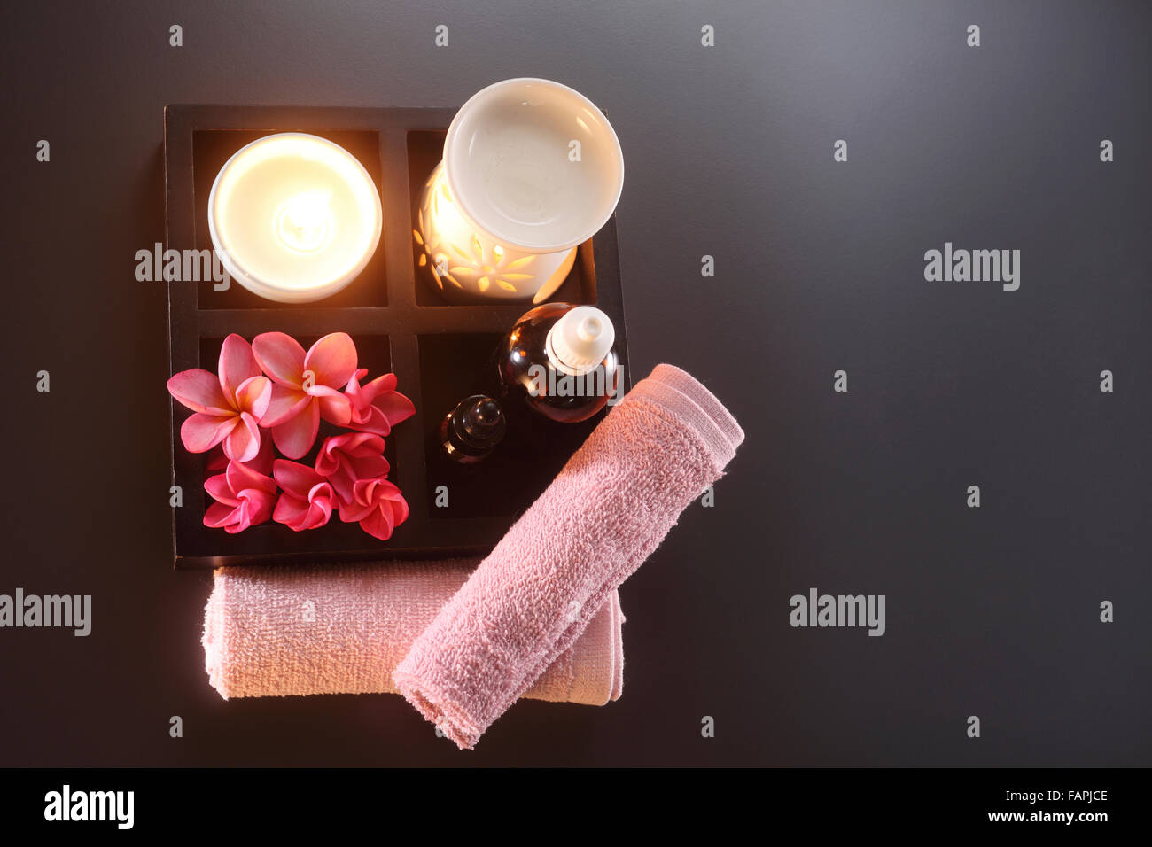 Asciugamano ,bruciatore ,candela ,olio essenziale e fiore Foto Stock
