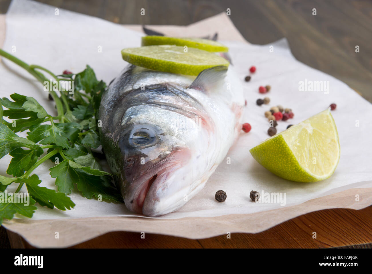 Pesce fresco - sea bass, pepe e calce Foto Stock