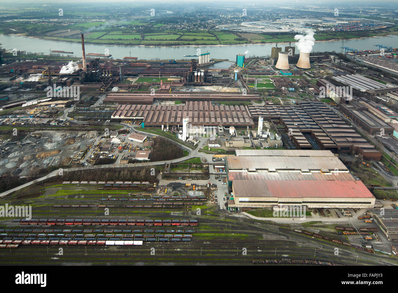 Vista aerea, acciaierie HKM am Rhein, acciaierie Krupp-Mannesmann, Huckingen, comignoli fumanti, coking, paesaggi industriali, Foto Stock