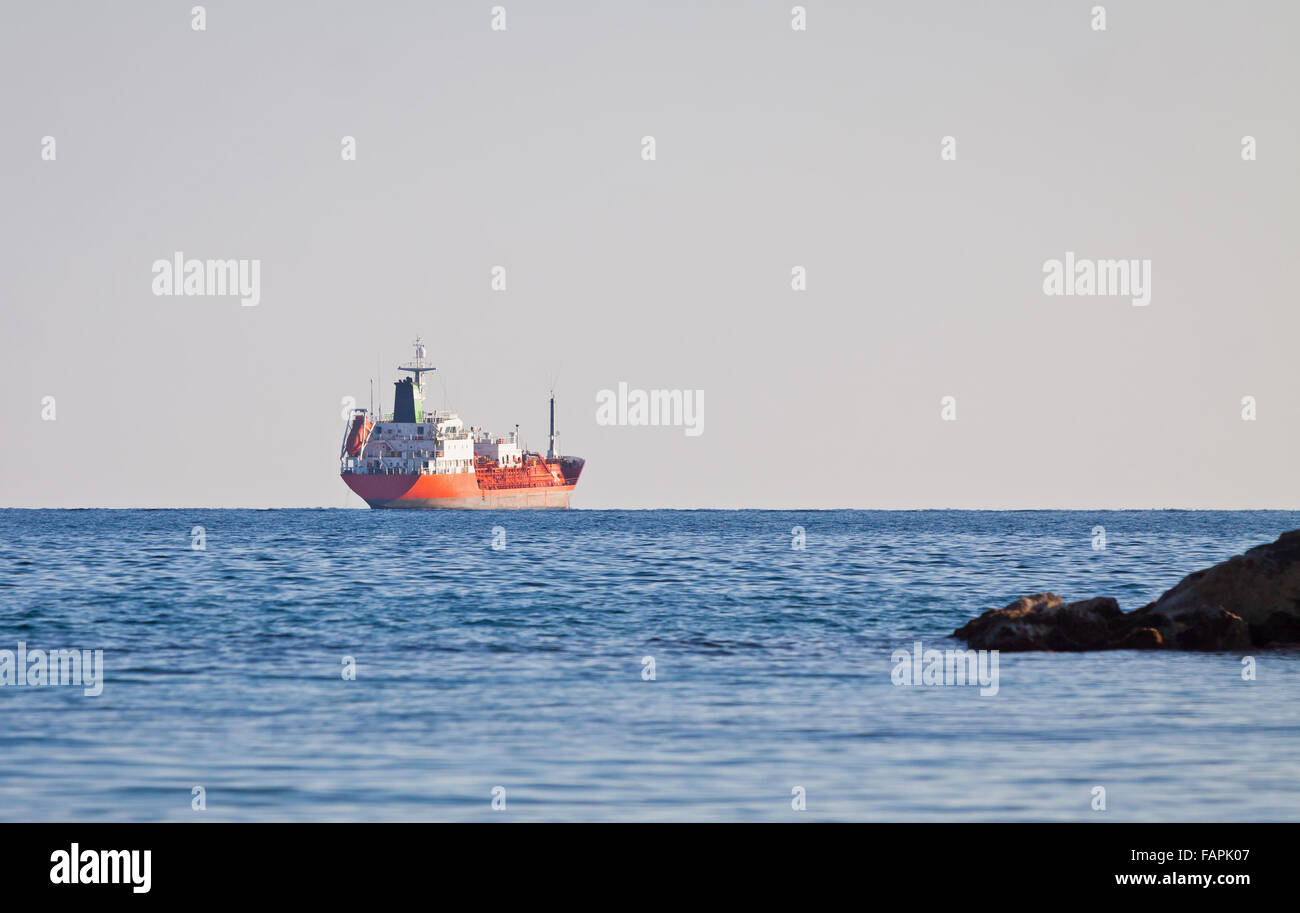 Tunker olio vele nel mare Mediterraneo nei pressi della costa di Cipro Foto Stock