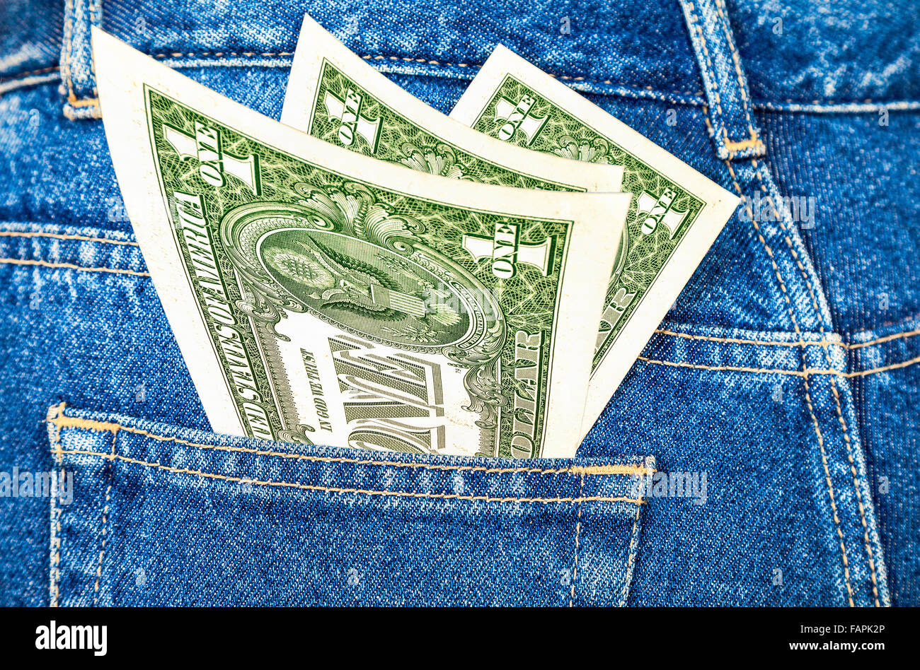 Le banconote di un dollaro americano fuori della schiena tasca dei jeans Foto Stock
