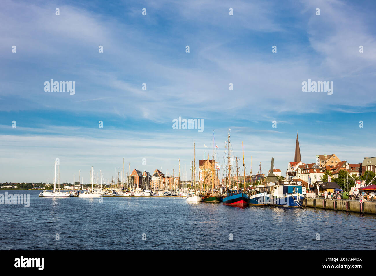 Porta della città di Rostock (Germania) con le navi a vela Foto Stock