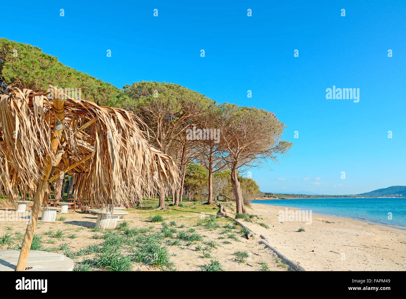 Spiaggia Mugoni Di Alghero In Una Limpida Giornata Di Sole