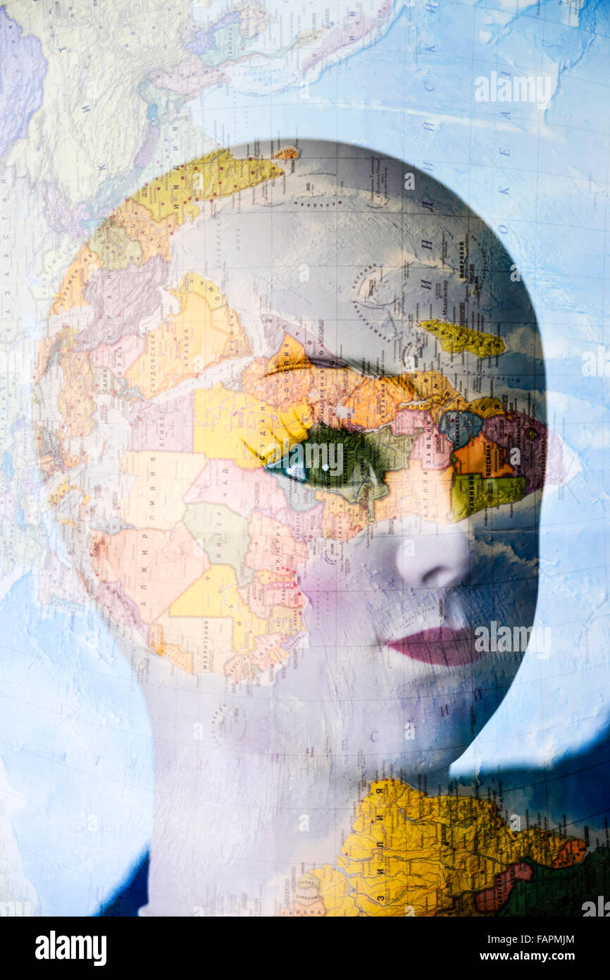 Testa femmina disposto un contro una mappa del mondo Foto Stock