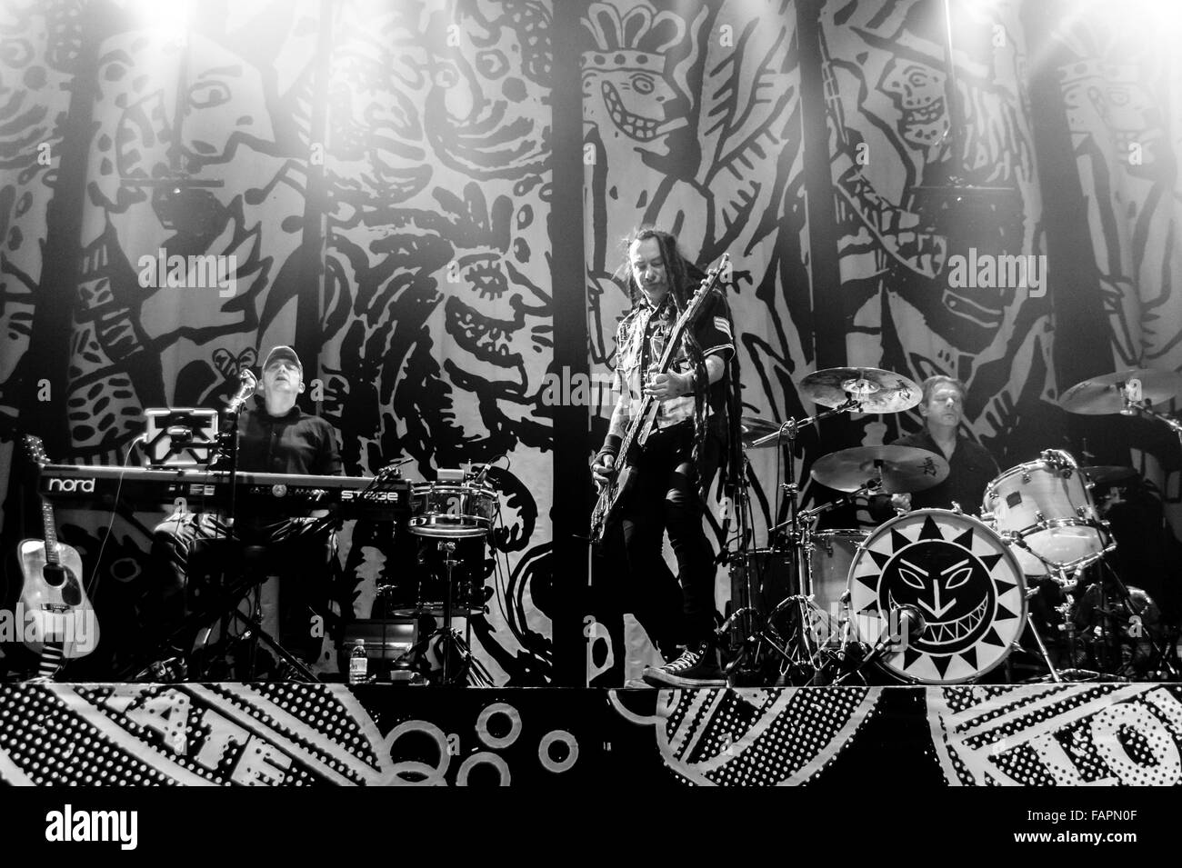 Il Levellers giocare a Wolverhampton Sala Civica venerdì 4 dicembre 2015 come parte della loro "belle notti" tour supportato da R Foto Stock