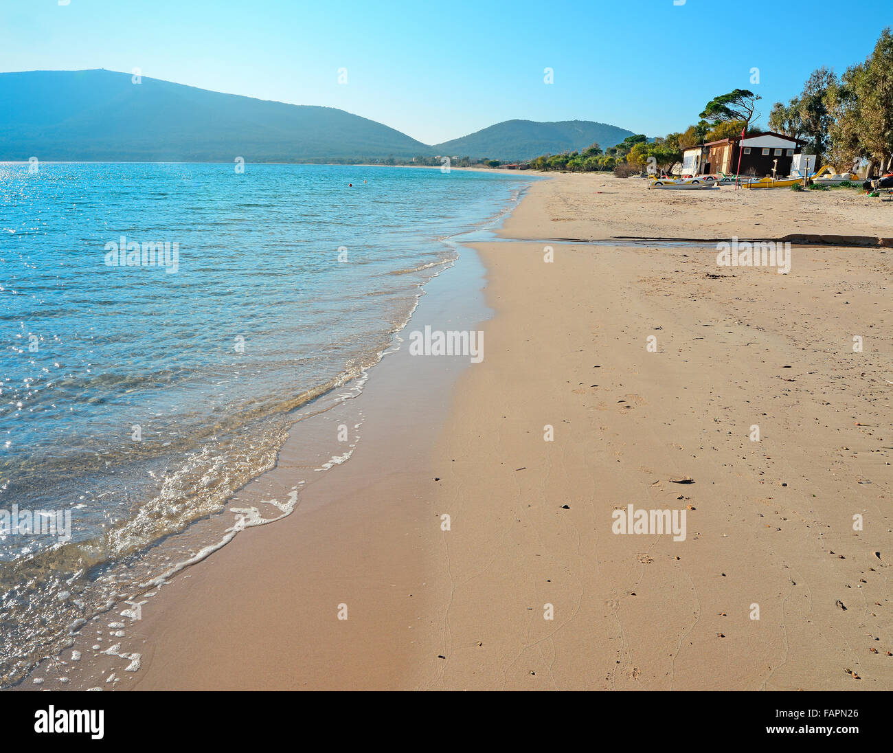 Spiaggia Mugoni Di Alghero In Una Limpida Giornata Di Sole