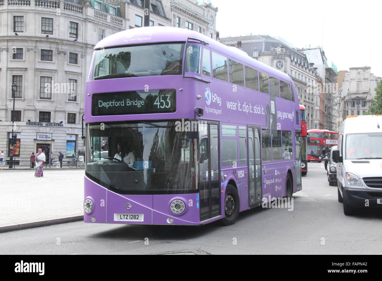 Un viola nuovi autobus Routemaster A LONDRA PUBBLICITÀ BARCLAYCARD Foto Stock