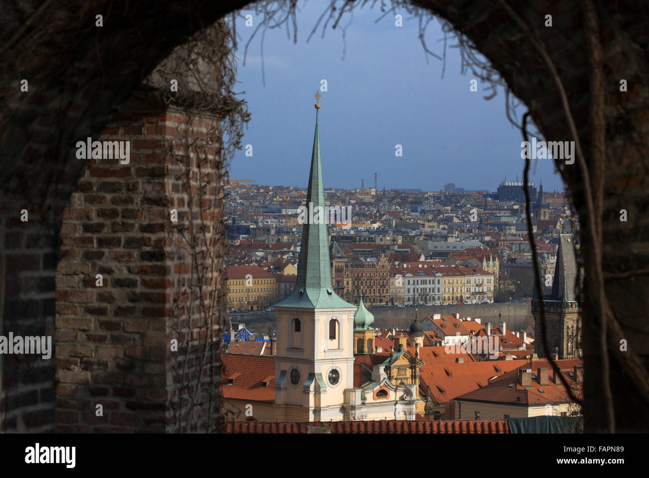 Viste da Mala Strana quartiere di Castello di Praga . La Mala Strana è situato ai piedi del Castello di Praga e termina in corrispondenza della r Foto Stock