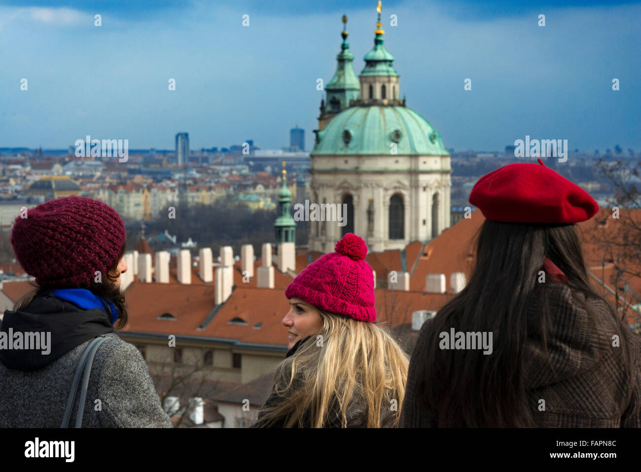 Viste della chiesa di San Nicola e il quartiere di Mala Strana dal Castello di Praga. Perdersi nel quartiere di Mala Strana, in Foto Stock
