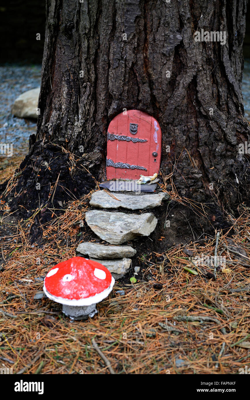 Fairy casa porta base albero giardino decorazione decorare la nana in miniatura il divertimento all'aperto fantasy fare credere toadstool rosso floreale RM Foto Stock