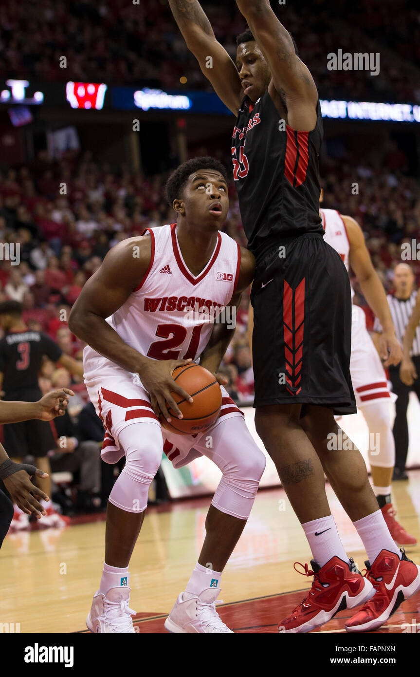 Madison, WI, Stati Uniti d'America. Il 2 gennaio, 2016. Wisconsin Badgers avanti Khalil Iverson #21 guarda a sparare da sotto il cestello durante il NCAA pallacanestro tra la Rutgers Scarlet Knights e il Wisconsin Badgers a Kohl Center a Madison, WI. Wisconsin sconfitto Rutgers 79-57. John Fisher/CSM/Alamy Live News Foto Stock