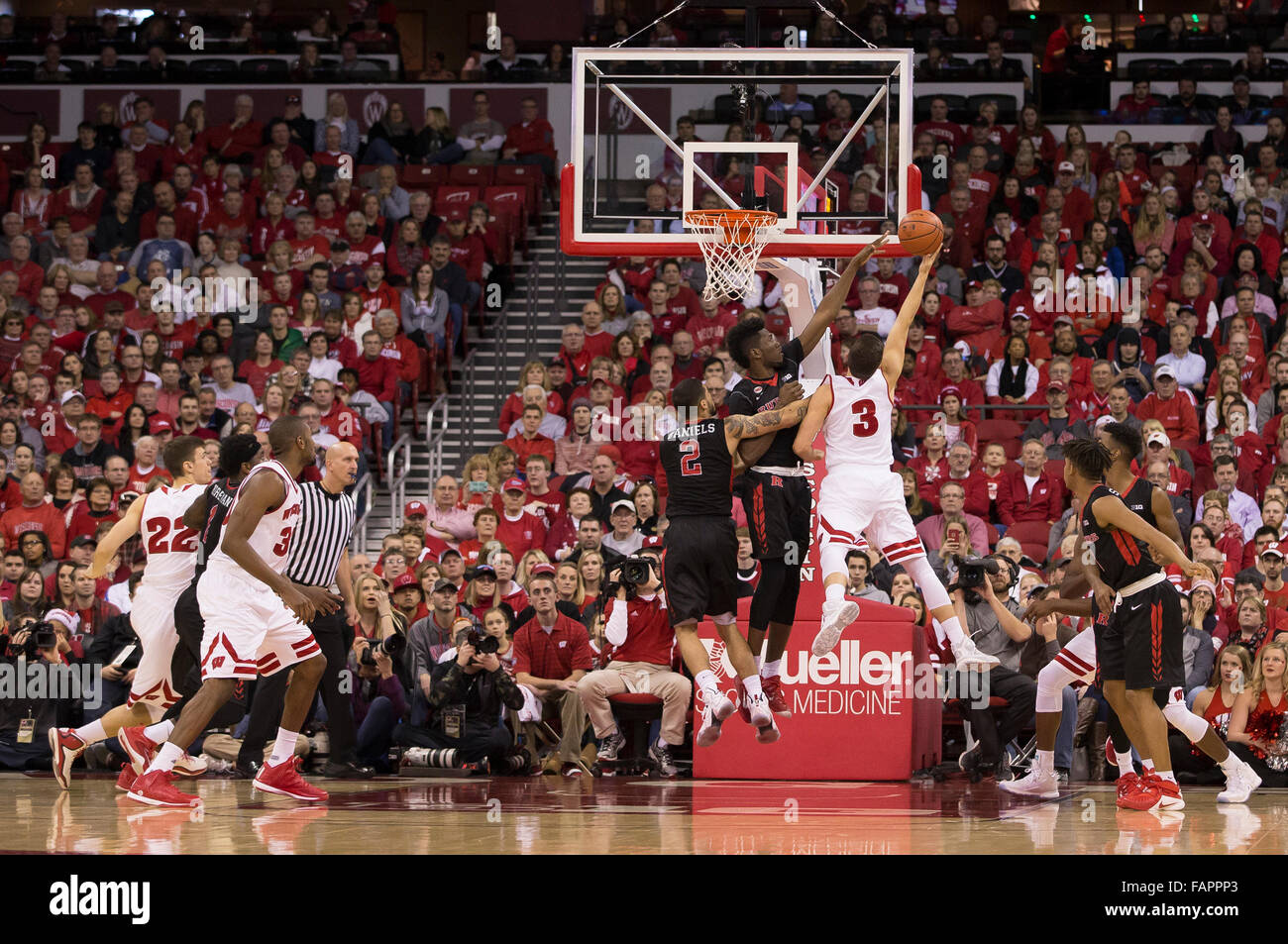 Madison, WI, Stati Uniti d'America. Il 2 gennaio, 2016. Wisconsin Badgers guard Zak Showalter #3 è imbrattata di andare fino ad un colpo durante il NCAA pallacanestro tra la Rutgers Scarlet Knights e il Wisconsin Badgers a Kohl Center a Madison, WI. Wisconsin sconfitto Rutgers 79-57. John Fisher/CSM/Alamy Live News Foto Stock