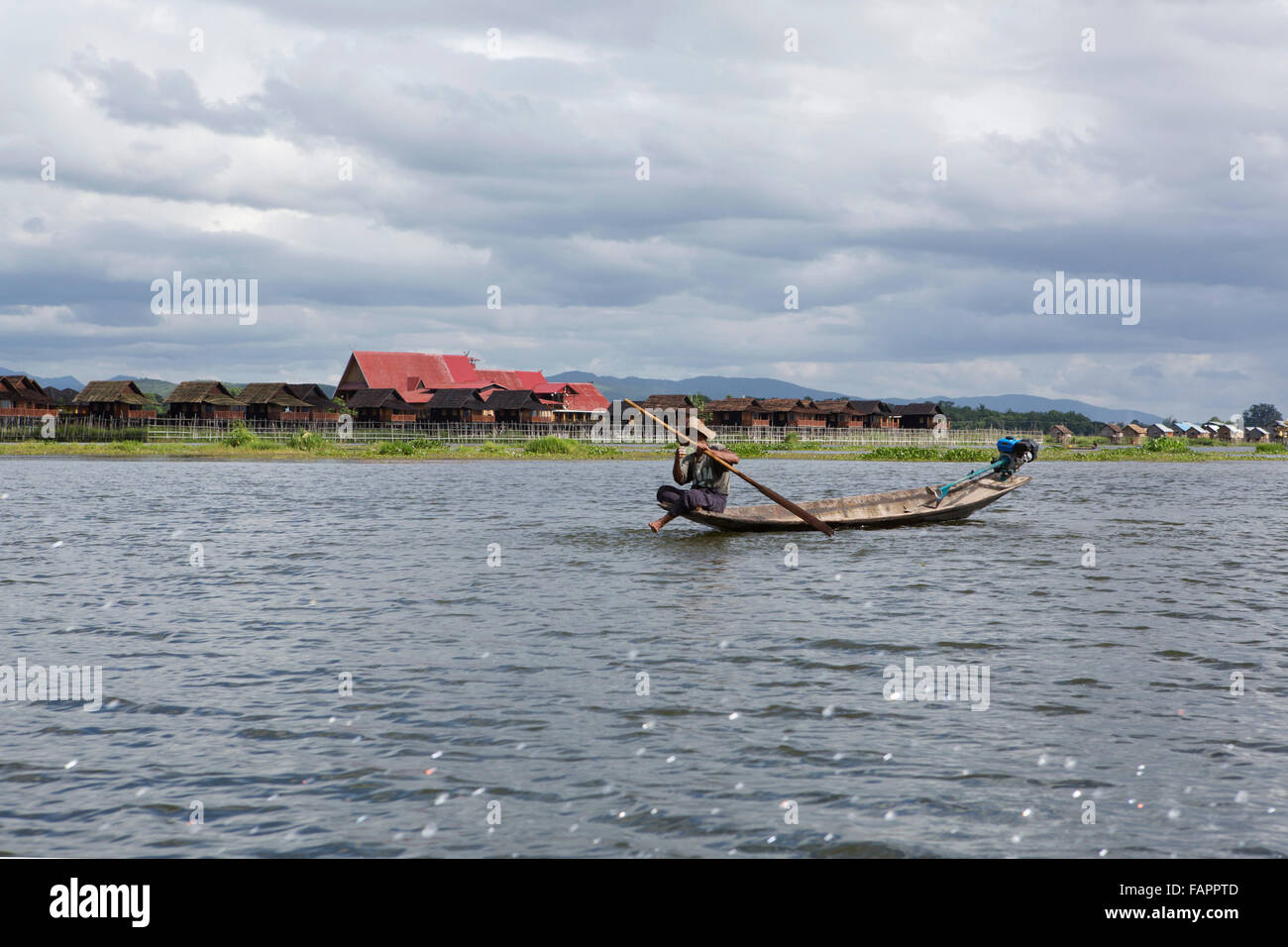 Un pescatore dal popolo Intha canottaggio la sua barca sul Lago Inle in Myanmar (Birmania). Foto Stock