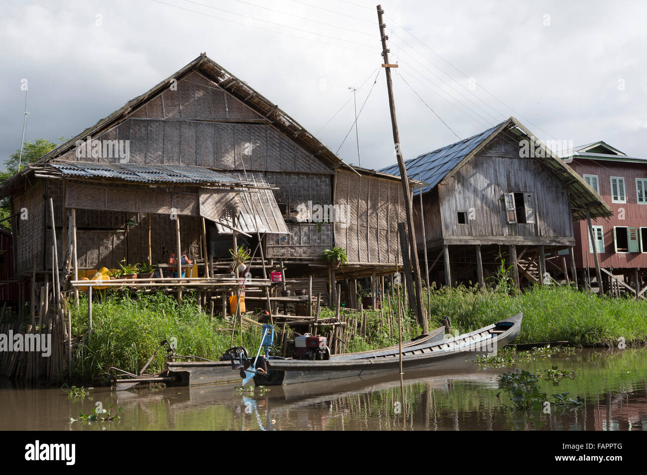 Un stilted Casa Inn Paw Khone, un insediamento sul Lago Inle in Myanmar (Birmania). Foto Stock