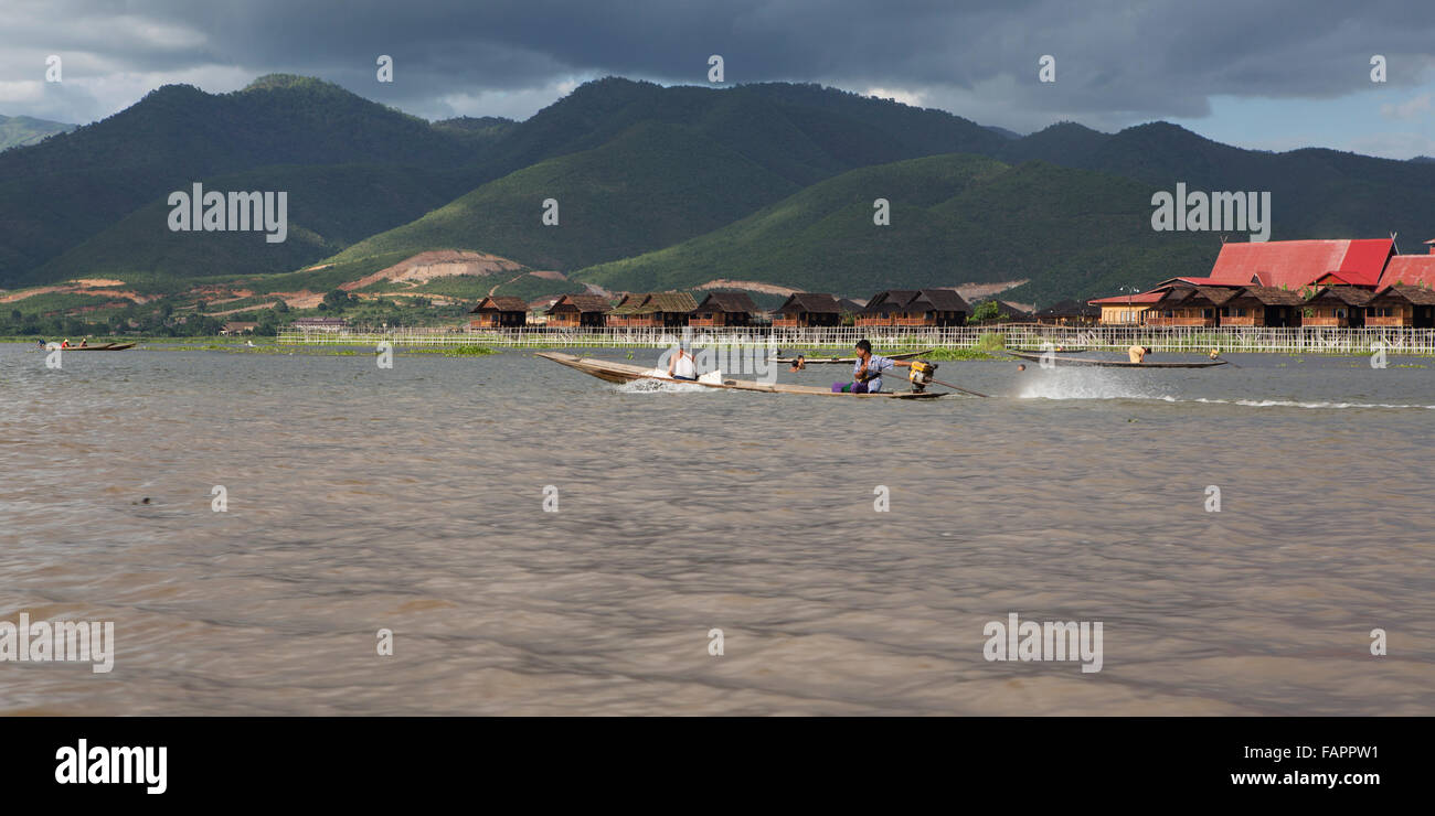 Una barca sul Lago Inle in Myanmar (Birmania). Le barche il trasporto di persone e merci sul lago. Foto Stock