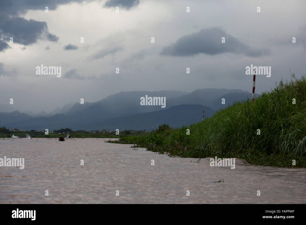 Il Shan si ergono colline oltre il Lago Inle nel Myanmar (Birmania). Sera cade sul lago. Foto Stock